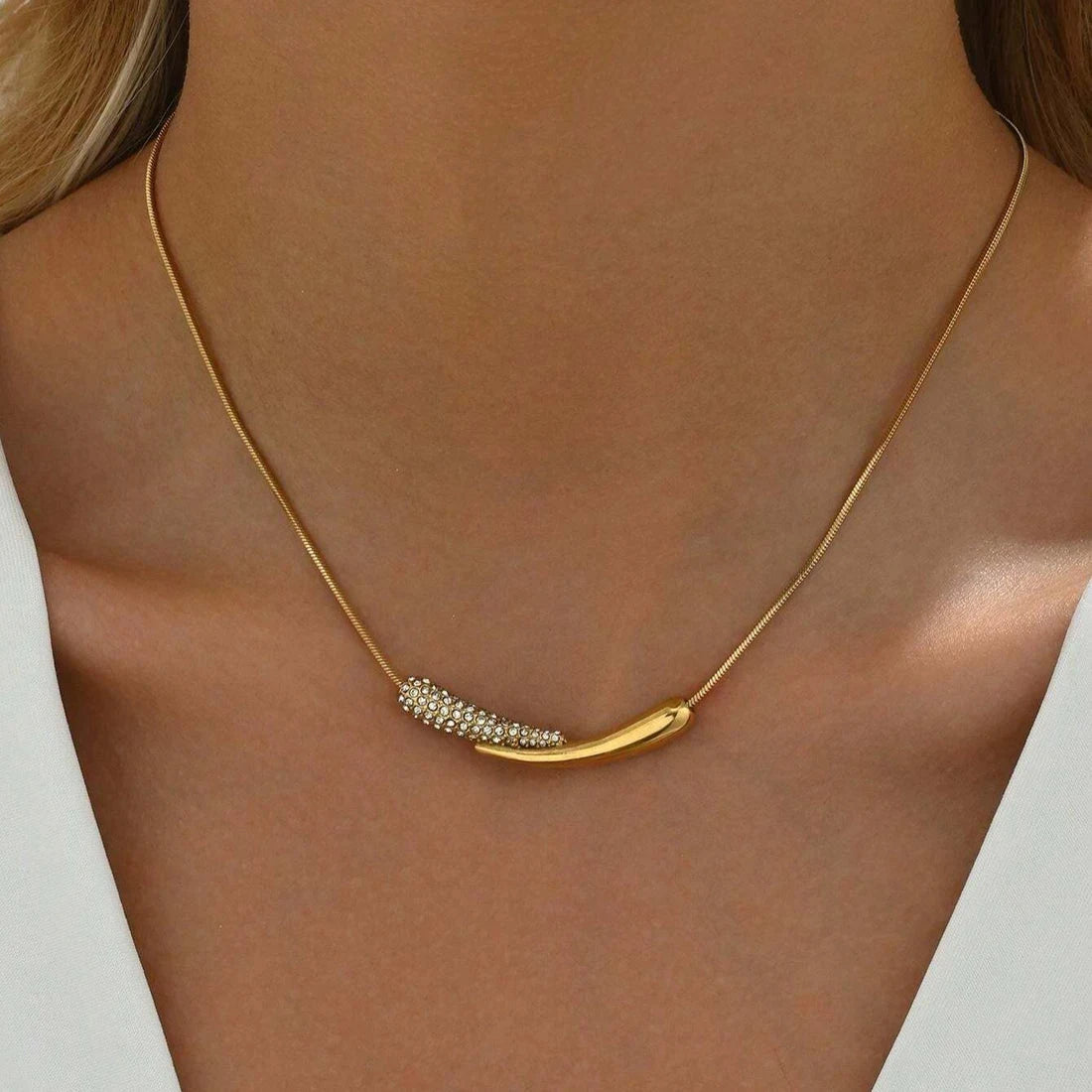 Serein Gold Curve Necklace