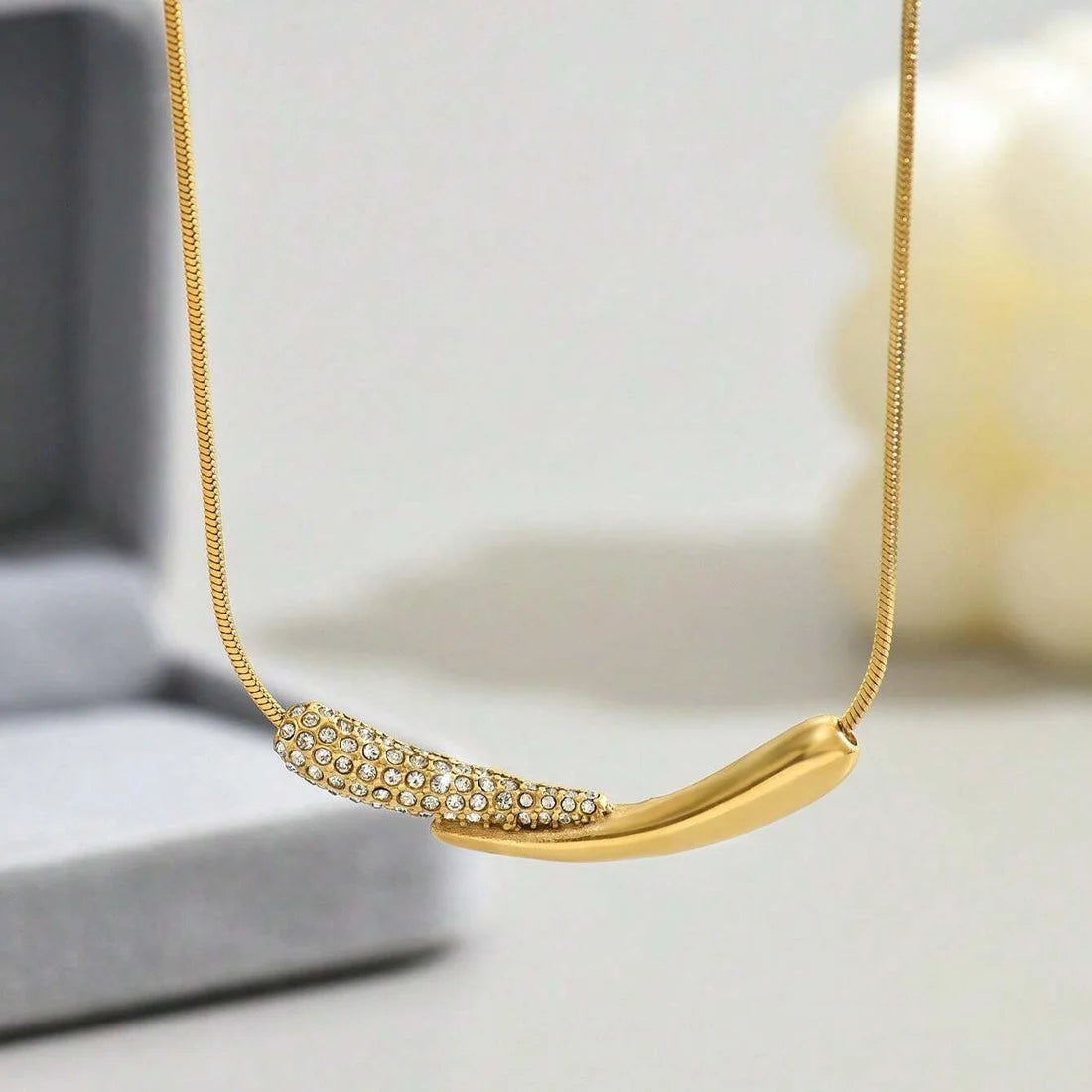 Serein Gold Curve Necklace